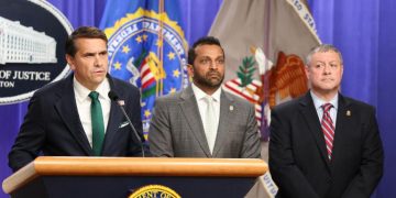 Investigan la fuente sobre los problemas con el alcohol del director del FBI
