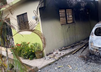Desconocido encapuchado prende fuego a vivienda con familia dentro, en La Vega