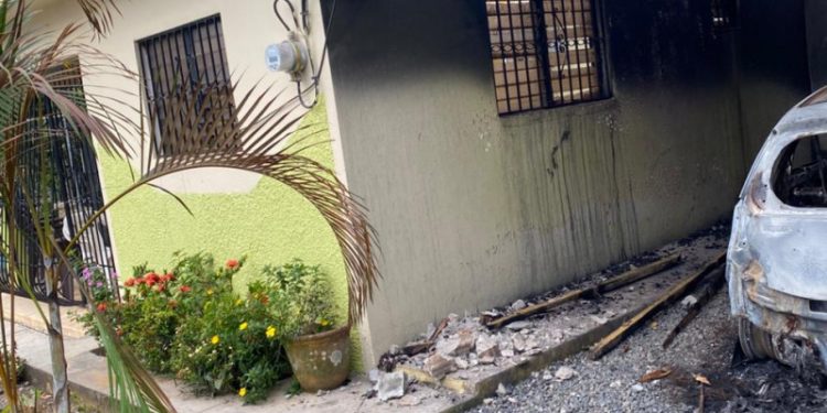 Desconocido encapuchado prende fuego a vivienda con familia dentro, en La Vega