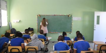 Abinader crea una comisión para la transformación educativa