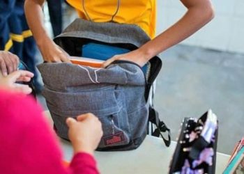 ADP pide a padres revisar mochilas de sus hijos antes de ir a la escuela