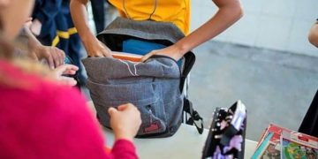 ADP pide a padres revisar mochilas de sus hijos antes de ir a la escuela