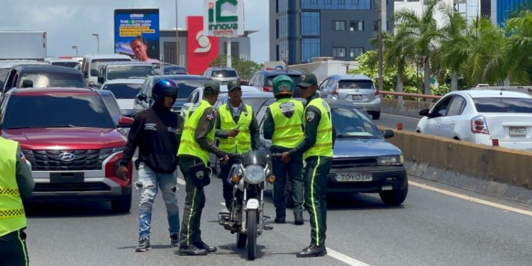 Digesett retiene motocicletas durante operativo en elevados y túneles del Gran Santo Domingo