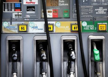 Gobierno congela los precios de los principales combustibles