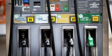 Gobierno congela los precios de los principales combustibles