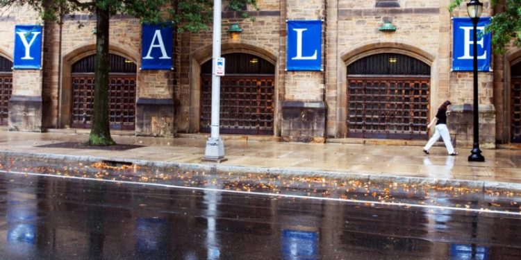 Gobierno de EEUU acusa a Yale de discriminar a estudiantes blancos y asiáticos