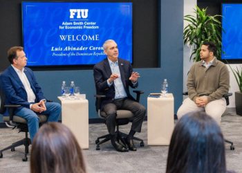 Abinader participó en encuentro con estudiantes dominicanos de Universidad Internacional de Florida