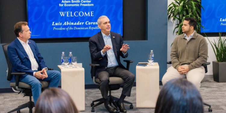 Abinader participó en encuentro con estudiantes dominicanos de Universidad Internacional de Florida