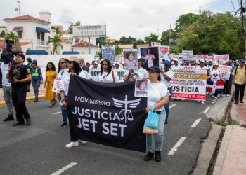 Sobrevivientes y allegados exigen recalificación del caso Jet Set en marcha hacia el Palacio de Justicia