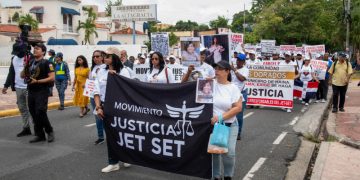 Sobrevivientes y allegados exigen recalificación del caso Jet Set en marcha hacia el Palacio de Justicia