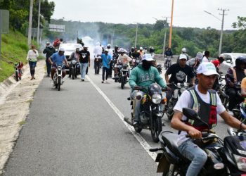 Policía lanza bombas lacrimógenas a manifestantes en Pedro Brand