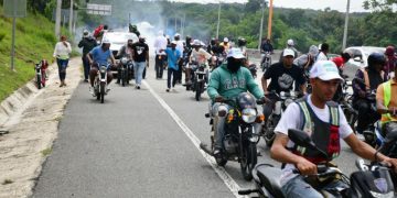 Policía lanza bombas lacrimógenas a manifestantes en Pedro Brand