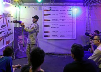 Civiles iraníes aprenden a usar armas para defenderse de Estados Unidos