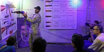 Civiles iraníes aprenden a usar armas para defenderse de Estados Unidos