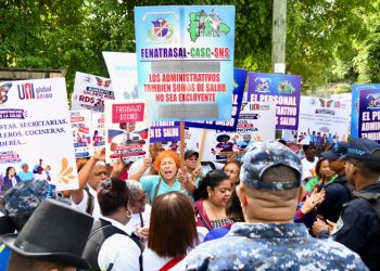 Trabajadores de la salud reactivan protestas por aumentos salariales y pensiones