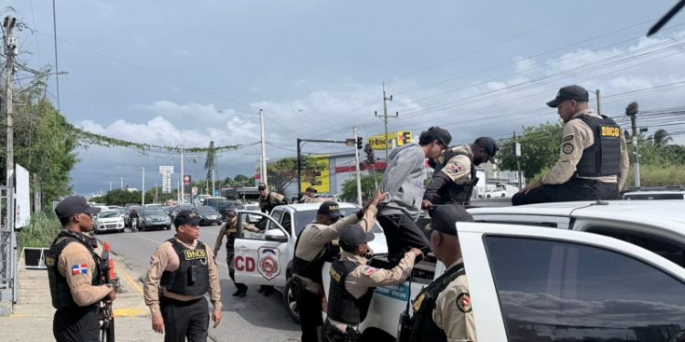 Seis detenidos y 5 mil gramos de drogas ocupados durante operativo de la DNCD, en Santiago