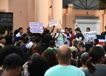 Ciudadanos protestan frente al Palacio Nacional contra la reforma fiscal y anuncian que se reunirán cada lunes