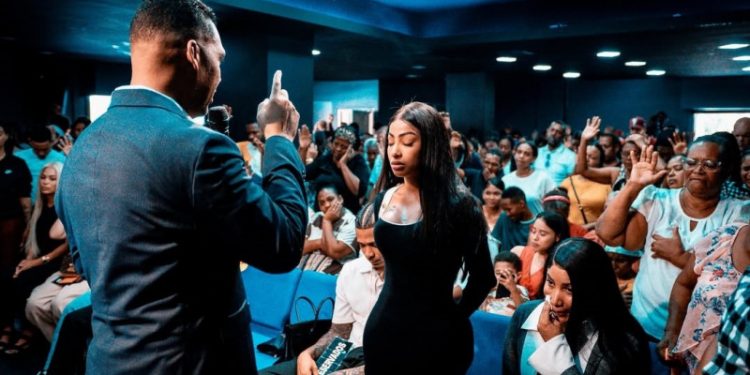 Varias influencers y cantantes dominicanas aceptan a Dios en sus vidas, se les ve en iglesias o lo confiesan