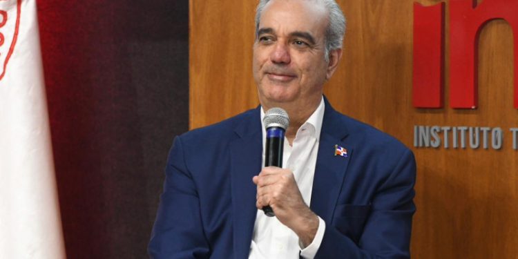 Abinader se compromete a resolver problema eléctrico hasta el 2032