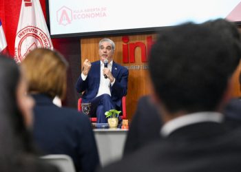 Abinader explica la razón del alto costo de los combustibles
