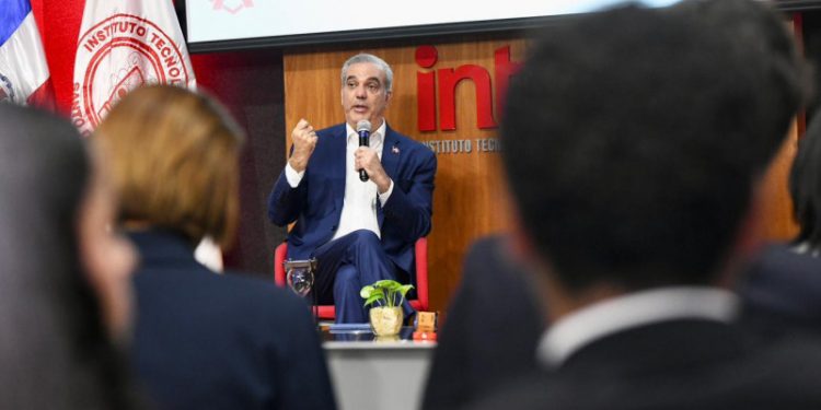 Abinader explica la razón del alto costo de los combustibles