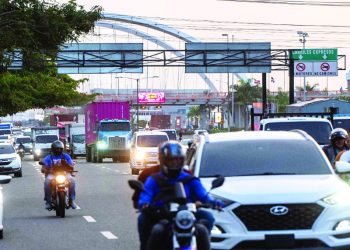 Industriales piden analizar el impacto para empresas que vehículos de carga circulen de noche