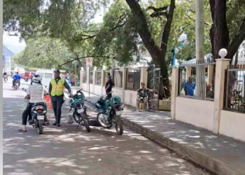 Digesett impone el orden a motoconchistas en Baní y la Gobernación lo tumba