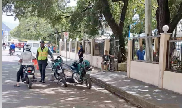 Digesett impone el orden a motoconchistas en Baní y la Gobernación lo tumba