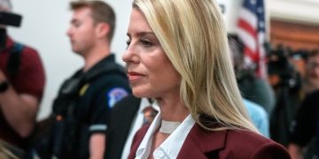 Exsecretaria de Justicia de EEUU se niega a hablar a legisladores del papel de Trump en caso Epstein