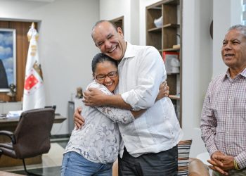 Alcalde Ulises Rodríguez escucha a comunitarios y promete soluciones tras encuentro en Santiago