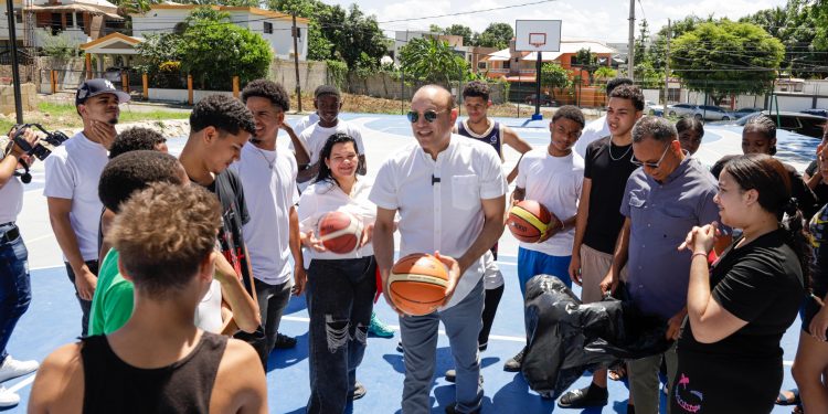 Alcalde Ulises Rodríguez entrega utilería deportiva en Altos de Rafey