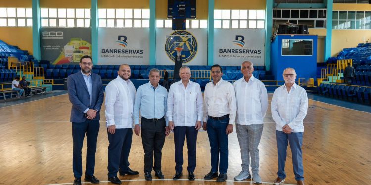 Aguilera destaca impacto social y comunitario del Club Mauricio Báez durante visita institucional