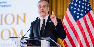 Presidente Abinader advierte sobre riesgos que enfrentan sociedades democráticas cuando los ciudadanos ceden libertades a cambio de comodidad