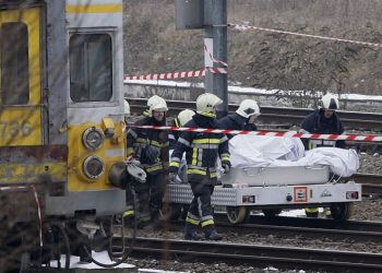 Al menos cuatro muertos en la colisión entre un minibús escolar y un tren en Bélgica