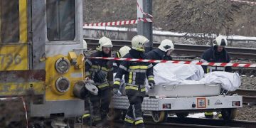 Al menos cuatro muertos en la colisión entre un minibús escolar y un tren en Bélgica