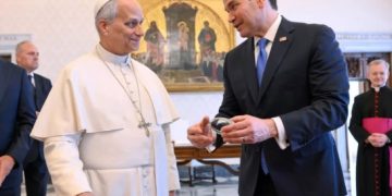 Rubio trata de limar las asperezas con su visita al papa León