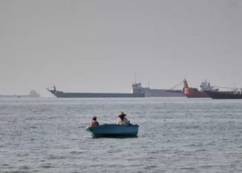 Incautan barco y hunden otro en el estrecho de Ormuz