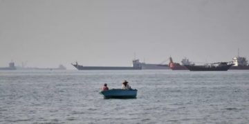 Incautan barco y hunden otro en el estrecho de Ormuz