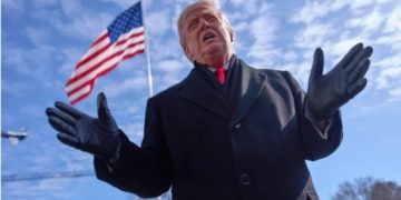 Trump suspende el operativo militar para escoltar buques en Ormuz a petición de Pakistán