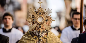 Hoy se celebra Corpus Christi: la festividad católica que conjuga tradición, color y fe popular
