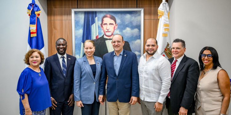 Alcalde Ulises Rodríguez recibe delegación de Nueva York para fortalecer vínculos comerciales y de cooperación con Santiago