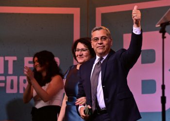 Los demócratas al frente en las primarias de California