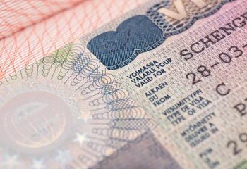 El visado Schengen: la larga fila dominicana ante las puertas de Europa