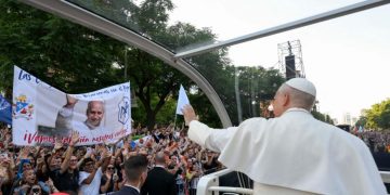 Papa León pide acabar con narrativas divisivas y polarizantes en su primer día en España