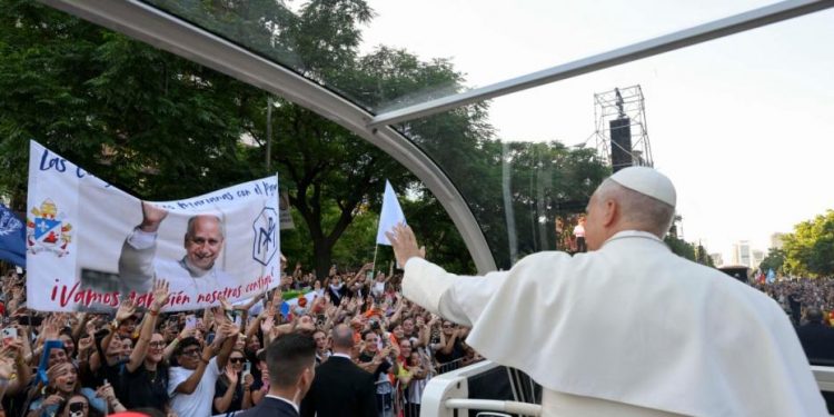 Papa León pide acabar con narrativas divisivas y polarizantes en su primer día en España