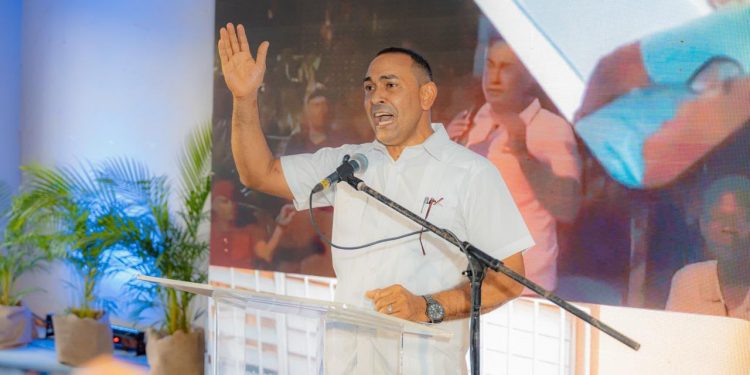 Secretario general y regidor de la Fuerza del Pueblo en Cotuí se juramenta en el PRM