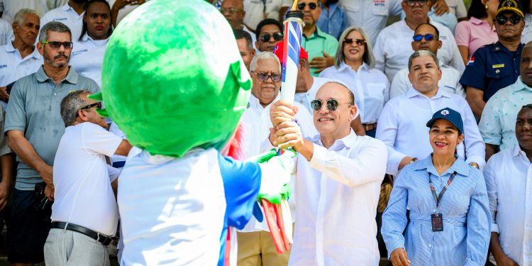 Alcalde Ulises Rodríguez recibe en Santiago la Antorcha de los XXV Juegos Centroamericanos y del Caribe Santo Domingo 2026