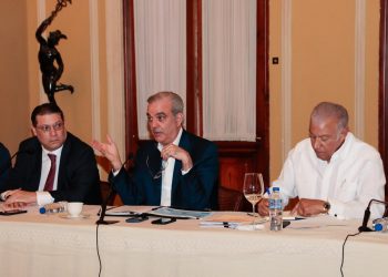 Presidente Abinader afirma que la cooperación entre el Gobierno y sectores productivos fortalece la estabilidad y protege a la población de efectos externos