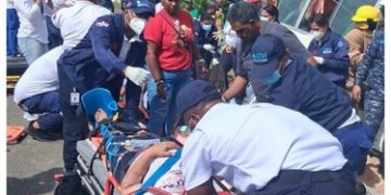 Un autobús con empleados del programa Supérate impacta banca de lotería y deja al menos 16 heridos