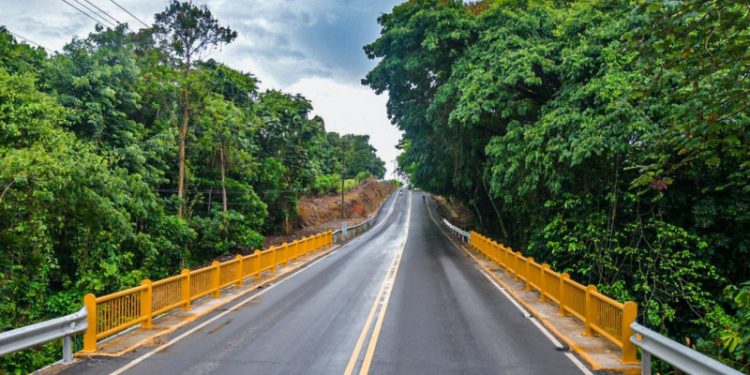 Gobierno inaugura la carretera Monte Plata–Cevicos